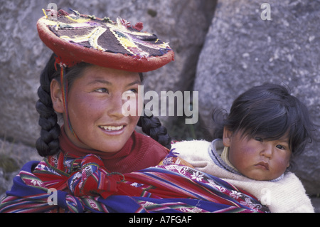 SA, Peru, Cusco, Sacsayhuaman peruanischen Mutter und Kind, Tracht (MR) Stockfoto