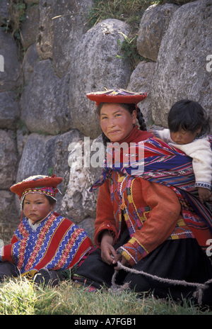 SA, Peru, Cusco, Sacsayhuaman, peruanische Mutter und Kinder Tracht (MR) Stockfoto