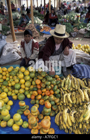 SA, Peru, Chinchero, Obstverkäufer in alltäglichen Kleid, Chinchero Markt Stockfoto