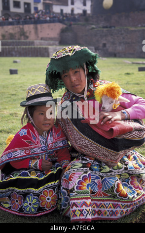 SA, Peru, Cusco, zwei peruanische Schwestern mit Lamm, Tracht, Koricancha (MR) Stockfoto