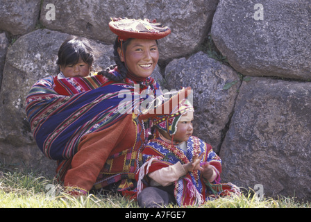 SA, Peru, Cusco, Sacsayhuaman peruanische Frau und Kinder auf Inti Raymi Festival, traditionelle Kleidung, vor Felswand (MR) Stockfoto