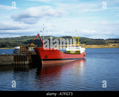 ARDISHAIG schottischen HIGHLANDS UK Oktober laden Holz aus der lokalen Kiefernwälder auf die rote Baronin Timberlink Schiff Stockfoto