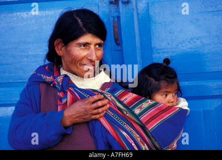 SA, Peru, Paucartambo, Frau und Kind in blaue Tür Stockfoto