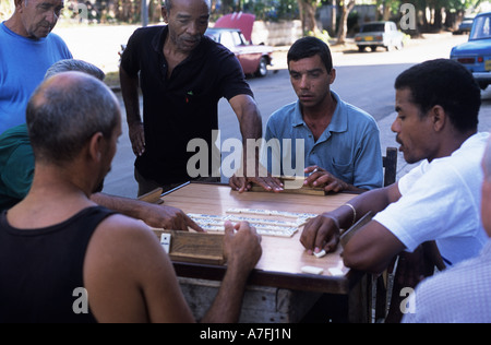 Kuba-Havanna, Männer spielen Schach an der Seite der Straße Stockfoto