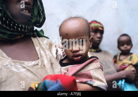 Afrika, Äthiopien Fantalle. Mütter und hungrigen Kinder Stockfoto