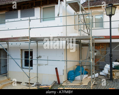 energiesparende Modernisierung durch Anwendung Anbringung neuer Isolator gegen Wärmeverlust auf ein altes Haus Stockfoto
