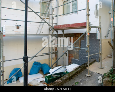 energiesparende Modernisierung durch Anwendung Anbringung neuer Isolator gegen Wärmeverlust auf ein altes Haus Stockfoto