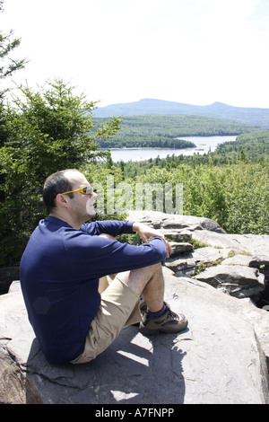 männliche Wanderer über North South Lake in den Catskill Mountains Stockfoto