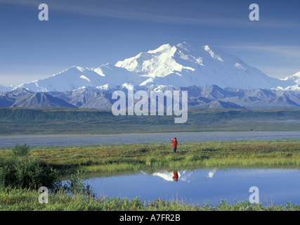 NA, USA, Alaska. Denali-Nationalpark. Wanderer, Mount McKinley anzeigen Stockfoto