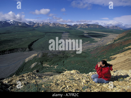 NA, USA, Alaska. Denali-Nationalpark. Wanderer findet in spektakulären Blick auf die Alaska Range. Stockfoto