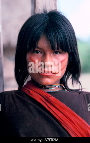 Ashaninka Mädchen mit roten Gesicht malen Stockfoto