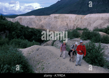 NA, USA, Alaska, Katmai NP, Tal von 10.000 raucht, Wanderer zu Fuß durch Asche gefüllt undurchdringlichen (MR) Stockfoto