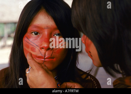 Ashaninka Mädchen mit roten Gesicht malen Stockfoto