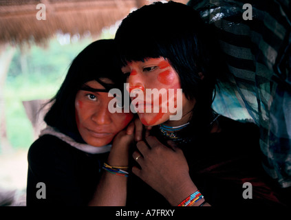 Ashaninka Mädchen mit roten Gesicht malen Stockfoto