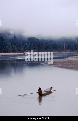 Allein am Fluss in den frühen Morgenstunden Stockfoto