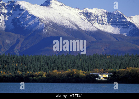 NA, USA, Alaska, Katmai NP, Naknek Lake. Eine Piper Super Cub startet von Naknek Lake; Mt. Katolinat hinter Stockfoto