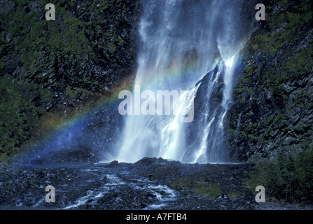 Nordamerika, USA, AK, Thompson Pass, ein Regenbogen ziert dieses wunderschönen Wasserfall. Stockfoto