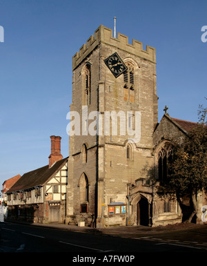 Mittelalterlichen Tudor Guildhall und Kirche des Heiligen Johannes der Täufer Hautpstraße Henley in Arden Warwickshire Midlands England Stockfoto