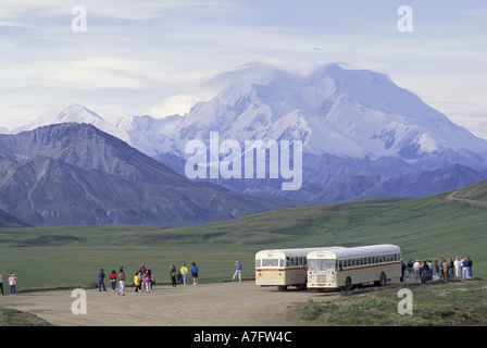 NA, USA, Alaska, Denali National Park. Touristen sehen Mount McKinley vom Aussichtspunkt Stockfoto