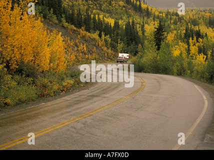 NA, USA, Alaska. Denali-Nationalpark. Herbst-farbige Bäume entlang der Panoramastraße Stockfoto