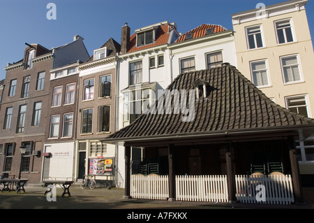 Reihe von Gebäuden in der Nähe von Oudegracht oder Old Canal in Utrecht Holland. Traditionelle niederländische Architektur, historisches Stadtzentrum und urbane Straßenszene. Stockfoto