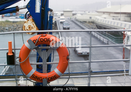 FÄHRE ROTEN RETTUNGSRING UND AUTO UHRIM RAMPE ST-AUBIN HAFEN JERSEY KANALINSELN-GROßBRITANNIEN Stockfoto