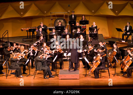 Musikdirektor Kimo Furumoto leitet Schüler Musiker oder die California State University Fullerton Orchestra ein Konzert Stockfoto