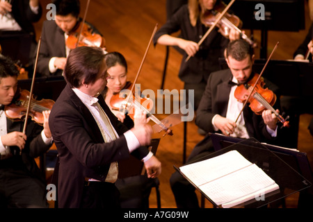 Musikdirektor Kimo Furumoto leitet Schüler Musiker oder die California State University Fullerton Orchestra ein Konzert Stockfoto