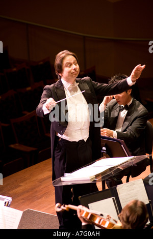 Musikdirektor Kimo Furumoto leitet Schüler Musiker oder die California State University Fullerton Orchestra ein Konzert Stockfoto