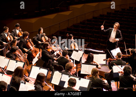 Musikdirektor Kimo Furumoto leitet Schüler Musiker oder die California State University Fullerton Orchestra ein Konzert Stockfoto