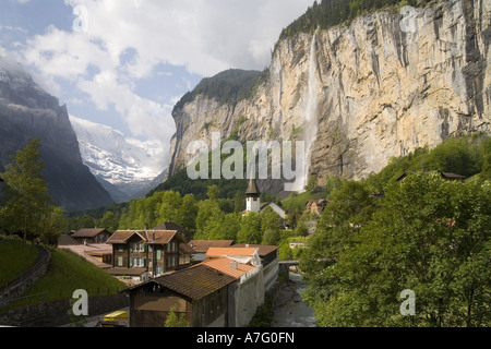 Wildblumen Bäche Flüsse grüne Gras- und Wasserfälle Gnade das Lauterbrunen Tal über Interlaken Schweiz Blick von der villa Stockfoto