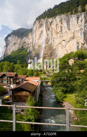 Wildblumen Bäche Flüsse grüne Gras- und Wasserfälle Gnade das Lauterbrunen Tal über Interlaken Schweiz Blick von der villa Stockfoto