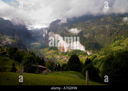 Wildblumen Bäche Flüsse grüne Gras- und Wasserfälle Gnade das Lauterbrunen Tal über Interlaken-Schweiz-Blick vom trail Stockfoto