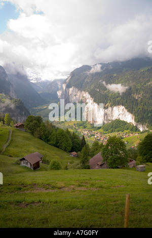 Wildblumen Bäche Flüsse grüne Gras- und Wasserfälle Gnade das Lauterbrunen Tal über Interlaken-Schweiz-Blick vom trail Stockfoto