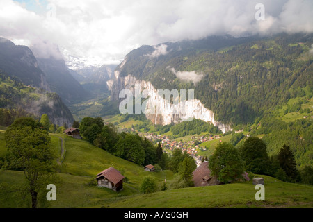 Wildblumen Bäche Flüsse grüne Gras- und Wasserfälle Gnade das Lauterbrunen Tal über Interlaken-Schweiz-Blick vom trail Stockfoto