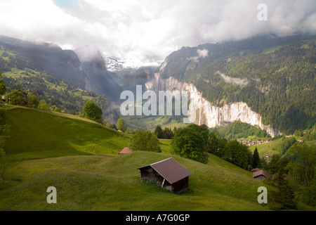 Wildblumen Bäche Flüsse grüne Gras- und Wasserfälle Gnade das Lauterbrunen Tal über Interlaken-Schweiz-Blick vom trail Stockfoto