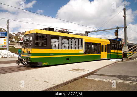 Rad-Zahnradbahn zwischen Lauterbrunnen und Grindelwald hält am Bahnhof Kleine Scheidegg am oberen Rand der Route aus dem passe Stockfoto