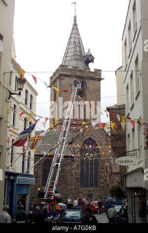 Feuerwehr Feuerwehr, Rettung, Übung, ALP (Drehleiter Plattform) Lkw, Pfarrkirche, St-Peter-Port, Guernsey, Tv Inseln, Großbritannien Stockfoto