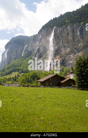 Wildblumen Bäche Flüsse grüne Gras- und Wasserfälle Gnade das Lauterbrunen Tal über Interlaken Schweiz Stockfoto