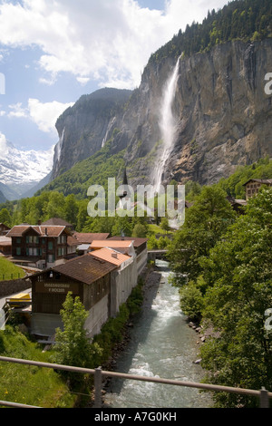 Wildblumen Bäche Flüsse grüne Gras- und Wasserfälle Gnade das Lauterbrunen Tal über Interlaken Schweiz Stockfoto