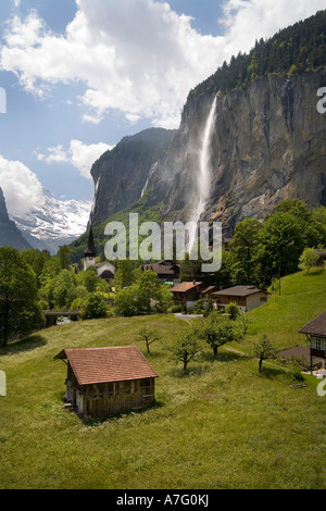 Wildblumen Bäche Flüsse grüne Gras- und Wasserfälle Gnade das Lauterbrunen Tal über Interlaken Schweiz Stockfoto