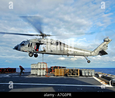 Ein MH-60 Seahawk Hubschrauber bereitet Flugdeck der USS Theodore Roosevelt (CVN-71) Munition anzubieten. Stockfoto