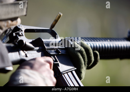 Eine Runde fliegt aus der Kammer eines M-16A2 Service Gewehr während eine verbesserte Treffsicherheit Programm Januar 21. Stockfoto