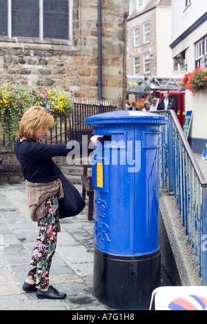 Herr Frau BUCHUNG MAIL IN EINEM BLAUEN SÄULE LETTERBOX St Peter Port Guernsey Kanalinseln Groß-Britannien Europa Stockfoto