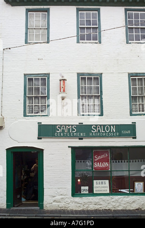 HAUS MIT GENTLEMENS FRISEUR SALON ST PETER PORT GUERNSEY KANALINSELN, GROßBRITANNIEN Stockfoto