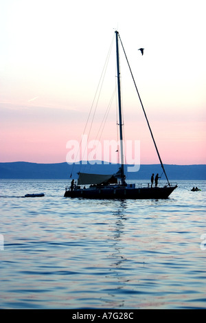 Yacht in der Adria vor der kroatischen Küste in der Abenddämmerung Stockfoto