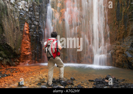 Männliche Wanderer in der Nähe von Cascada Colorada, Parque Nacional De La Caldera de Taburiente, La Palma, Kanarische Inseln, Spanien Europa Stockfoto