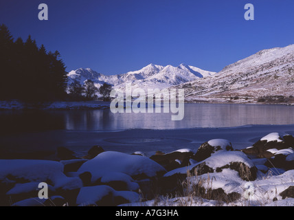 Llynnau Mymbyr und Snowdon Horseshoe im Schnee Capel Curig North Wales UK Stockfoto