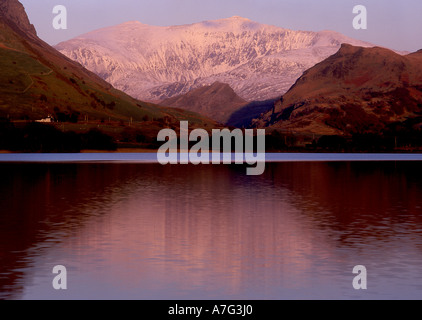 Snowdon verschneiten spiegelt sich in Llyn Nantlle Uchaf Snowdonia National Park North Wales UK Stockfoto