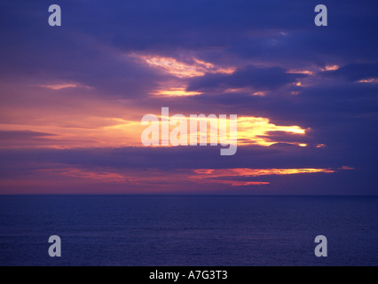 Sonnenuntergang über Cardigan Bay von Aberystwyth gebrochen Wolken Orange goldenen Himmel Mid Wales UK Stockfoto